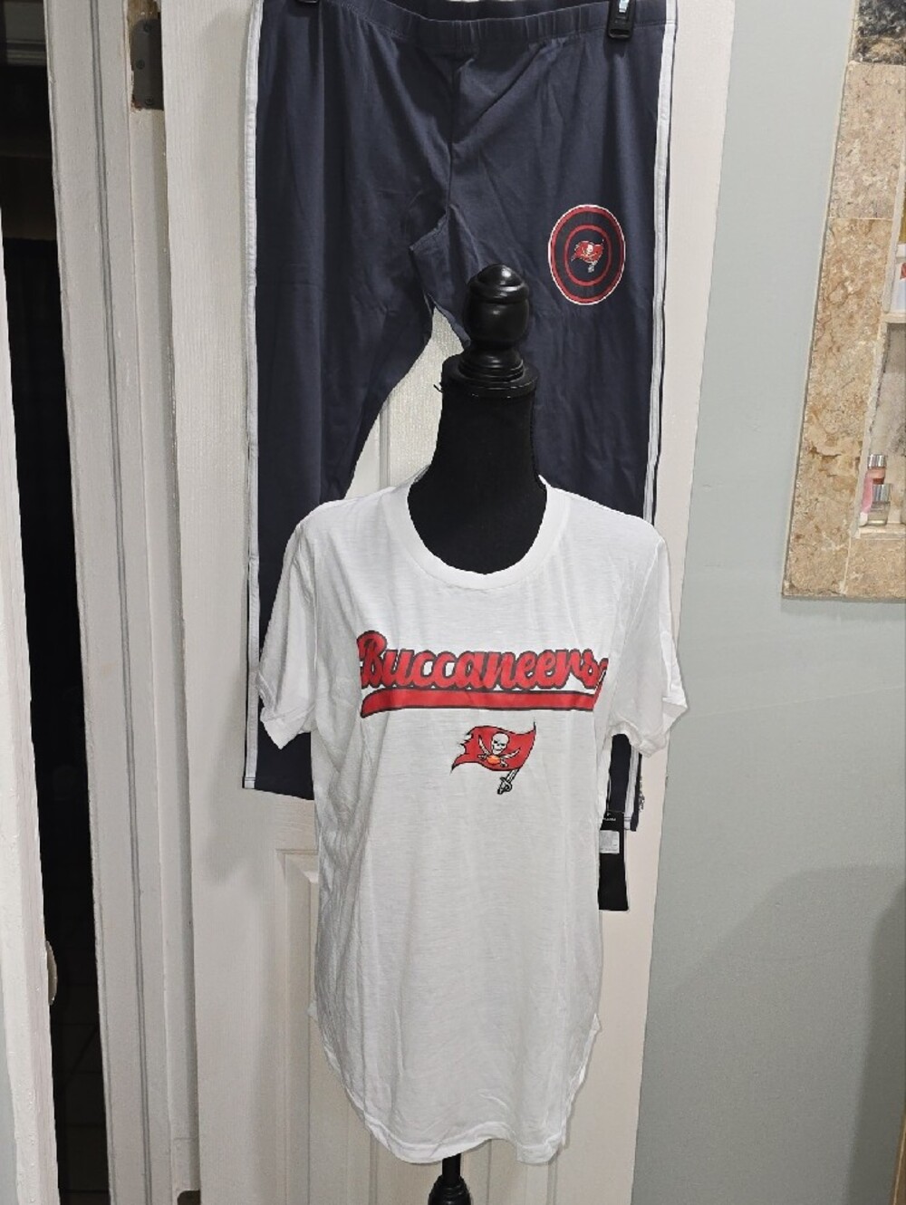 Tampa Bay Buccaneers Pajama Set Size XL - Picture 2 of 16